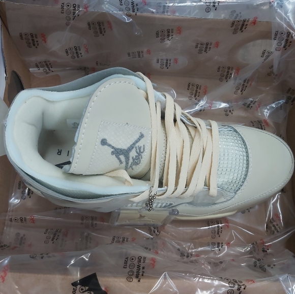 Offwhite jordan 4 size 10 selling in canada only - Picture 3 of 3